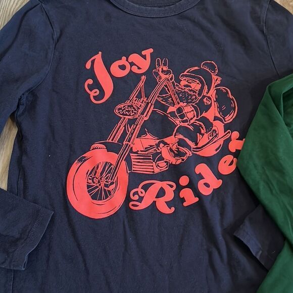 ((2 PIECE)) GAP BOYS 100% COTTON LONG SLEEVE HOLIDAY TEES LIKE NEW - Picture 3 of 3